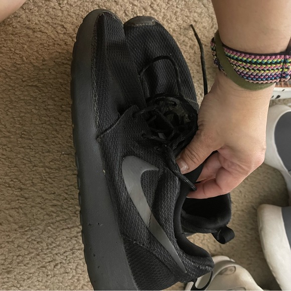 Nike Roshes sz 7.5 women's all black - Picture 2 of 4